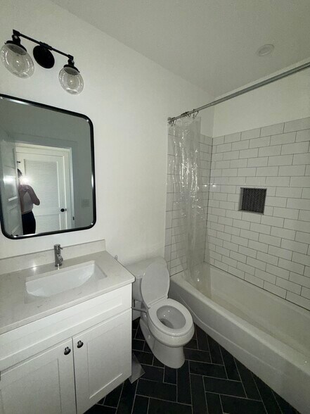 Full bathroom - 211 Florida Ave NW