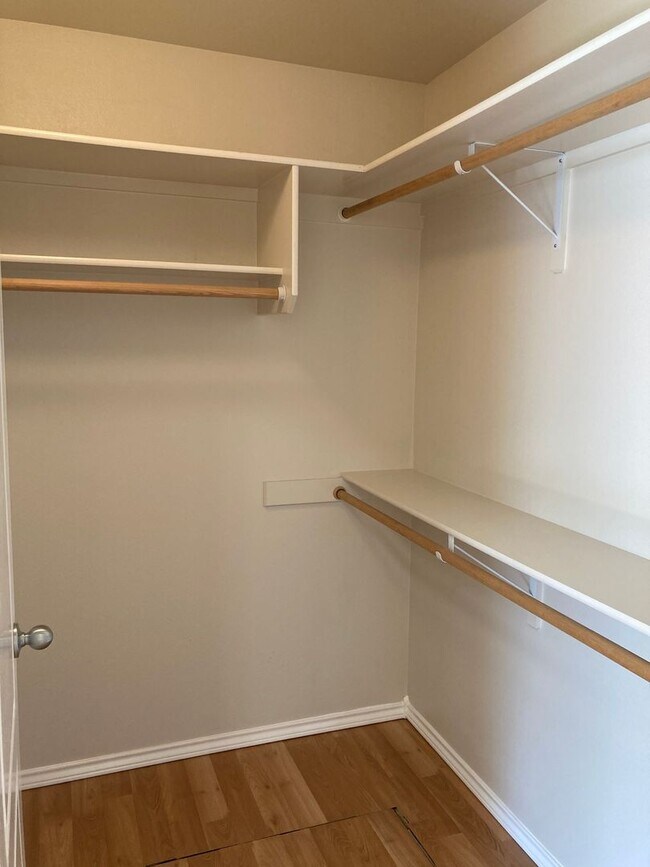 Building Photo - 928 N Middlemist Pl - Awesome Backyard, Go...