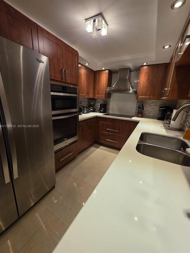 Building Photo - 9225 Collins Ave