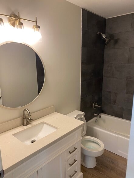 Building Photo - 400 Corona Dr