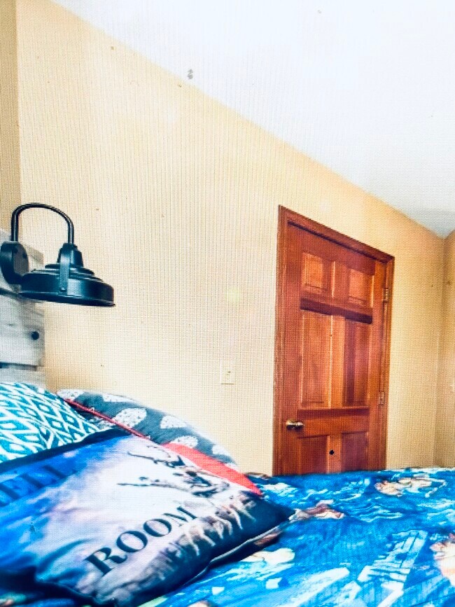 Bedroom - 921 W Lawrence Ave