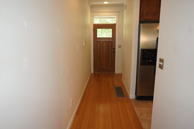 Building Photo - Spectacular SW Portland 3 bedroom Townhouse