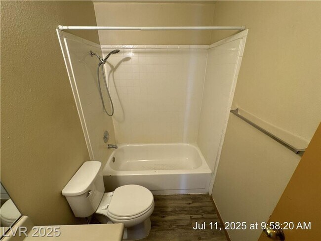 Building Photo - UPSTAIRS 2 BEDROOM UNIT ON THE EASTSIDE!