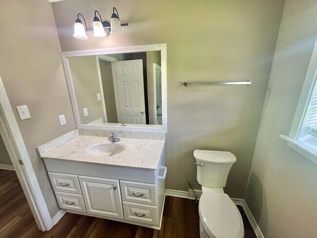 Building Photo - Tour Today! 3 Bedroom 2 Bath Single Family Home in Longview!