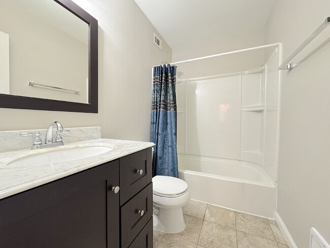 Building Photo - Charming Fairfax Townhome in a Prime Location