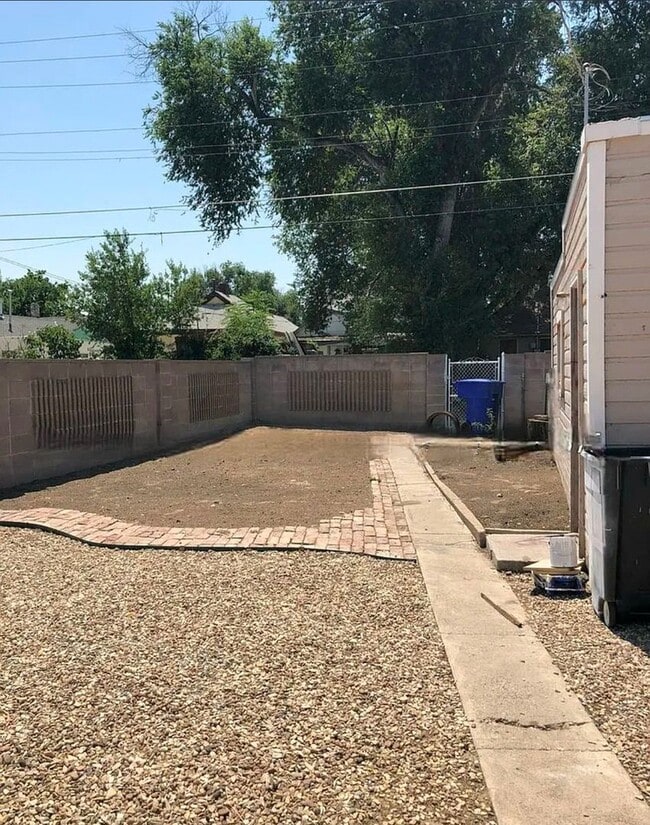 Building Photo - 1411 E Orman Ave