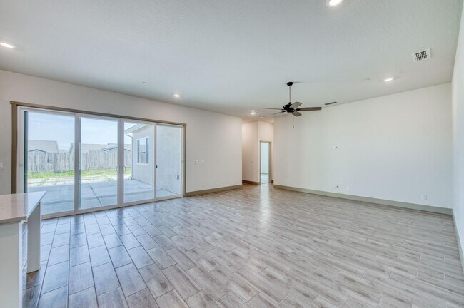 Building Photo - 860 Spg St W