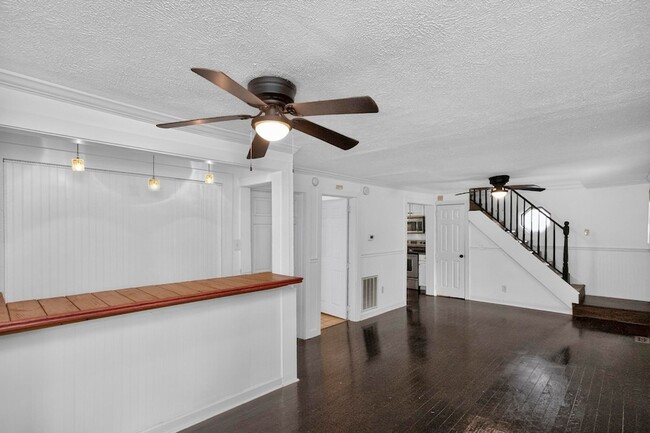 Building Photo - 3008 Lakeshore Dr