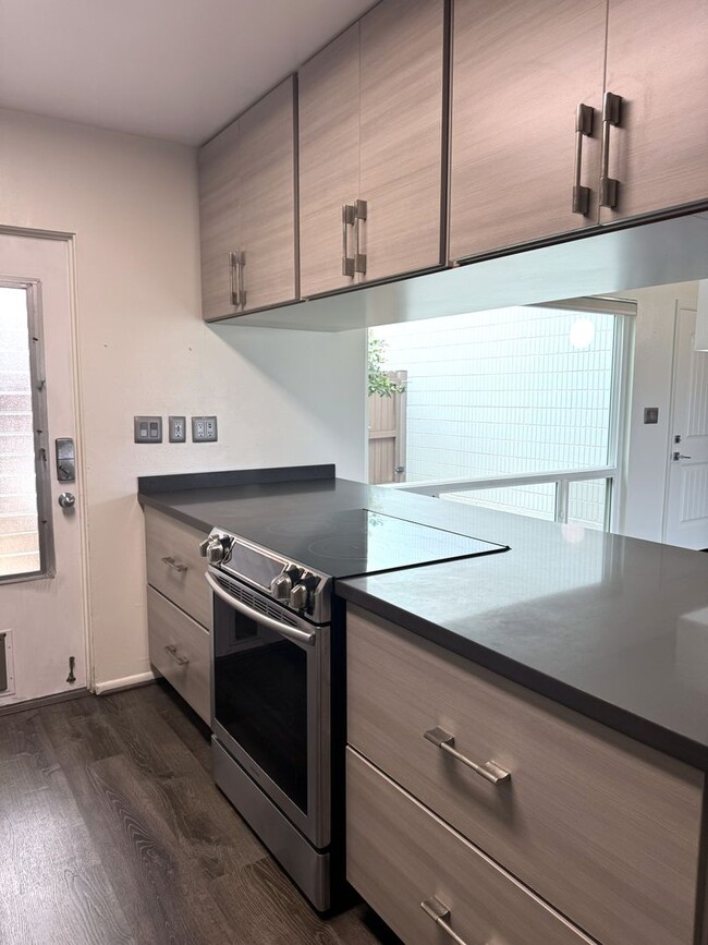 Building Photo - Koko Isle Circle - Renovated 3 bedroom, 2.5 bath townhome with carport