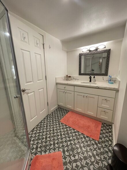 Building Photo - 2411 SE Main St