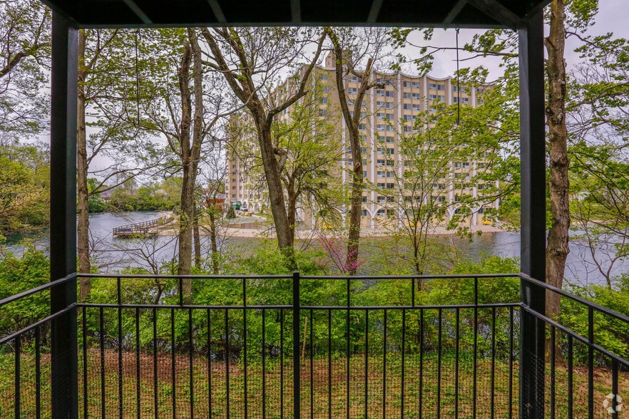 Primary Photo - Lakeshore Place