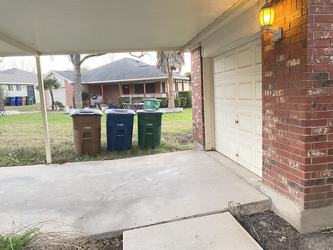 Garage entrance - 1012 Glen Oaks Ct