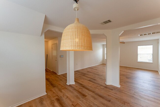 Building Photo - Beautiful 4bd/3ba House in Austin!