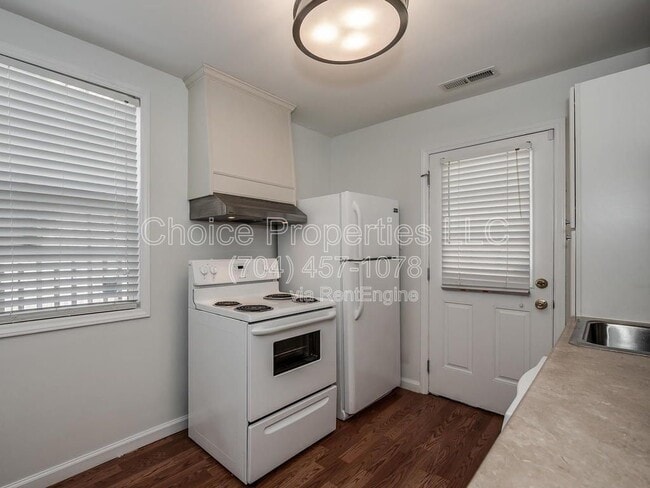 Building Photo - 5111 Valley Stream Rd