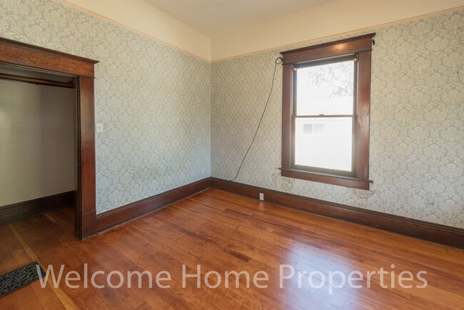 Building Photo - Classic 2 Bedroom Home with Tall Ceilings
