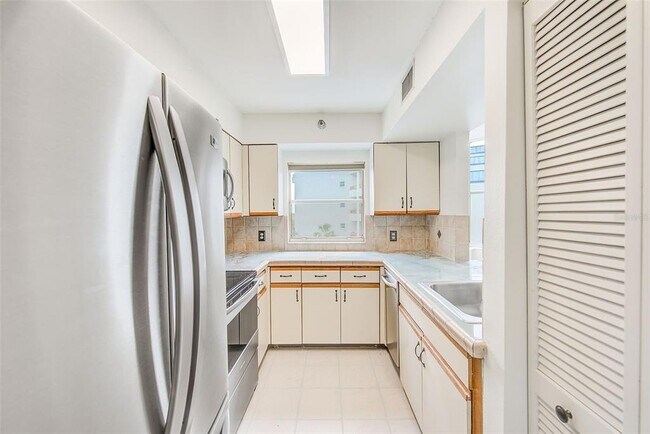 Building Photo - 2333 Feather Sound Dr