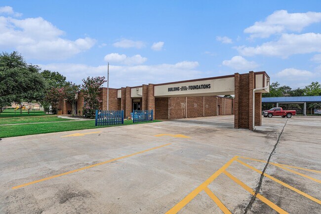 Building Photo - 602 Crestwood Dr