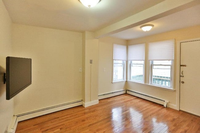 Building Photo - 141 Cottage St