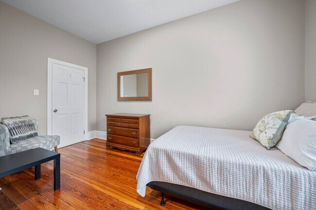 Building Photo - 215 W 138th St