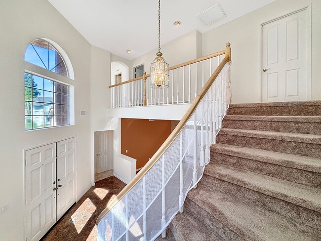 Building Photo - Beautiful 5BD/3BA 2-Story House in Tierras...