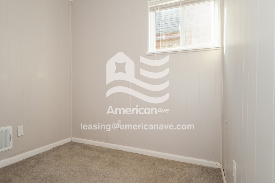 Building Photo - 1260 Summerlea Ave
