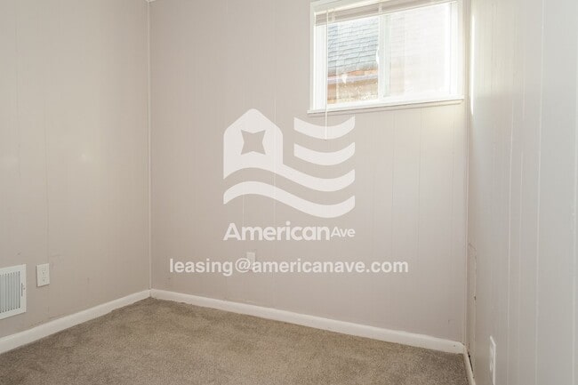 Building Photo - 1260 Summerlea Ave