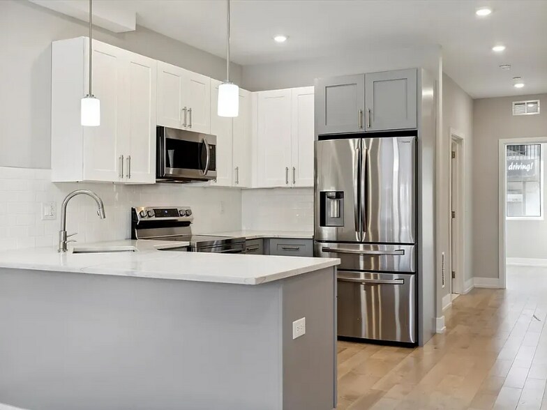 Primary Photo - 2011 N Randolph St