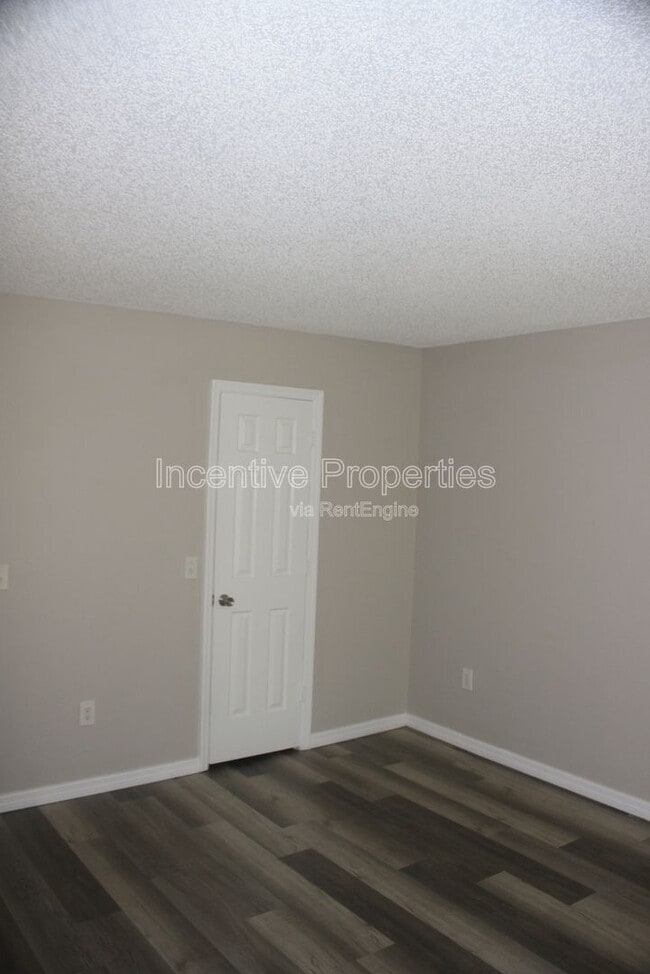 Building Photo - 4176 Versailles Dr