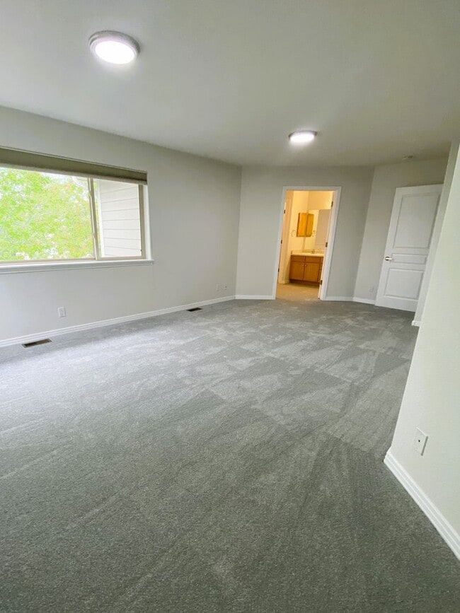 Building Photo - Well located 2+ bedroom townhome