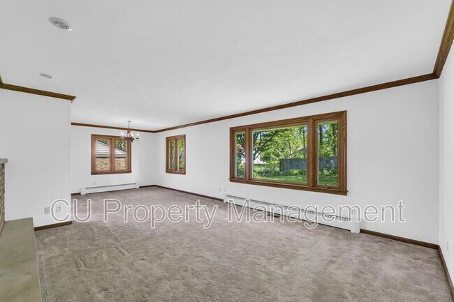 Building Photo - 1702 Golfview Dr