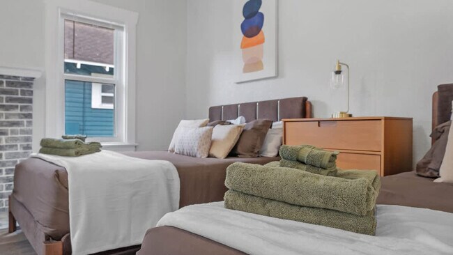 Building Photo - 1007 E Comanche Ave