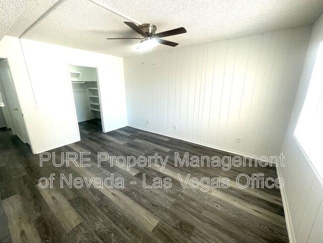 Building Photo - 1405 E Vegas Valley Dr