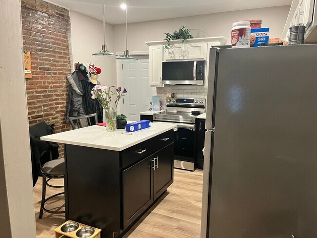 Building Photo - 2BR/1BA Townhouse in Central Northside! September 1 Move in!