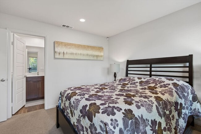 Building Photo - 3-Bed + 3.5-Bath Townhouse | Springville | Camarillo | Unfurnished