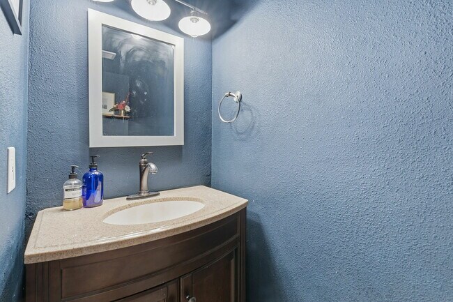 Building Photo - 905 Silver Quail Ln