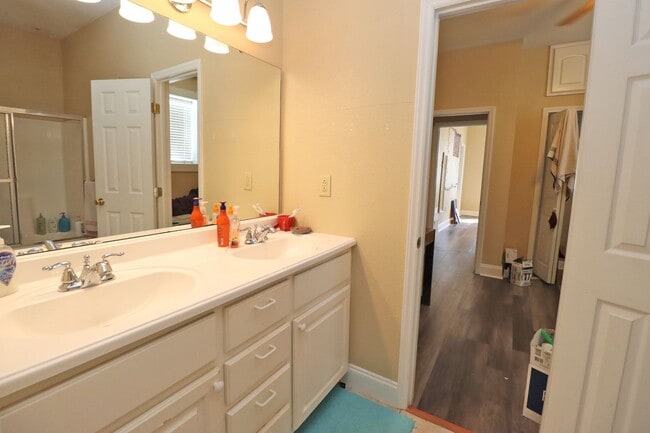 Building Photo - 4BR/2.5BA Urban Charm Meets Creative Energ...