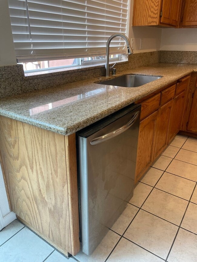 Building Photo - 3 Bedroom, 1.5 Bath Home in Parkway Neighborhood