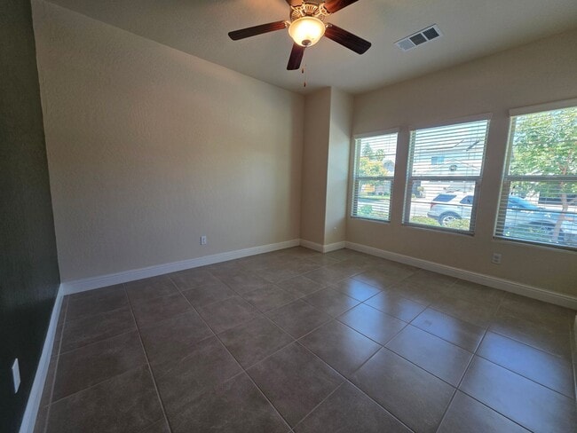 Building Photo - 3 bedroom 2 Bathroom in NW Visalia with So...