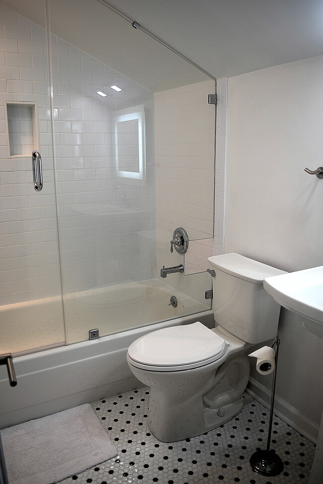 Bathroom - Brightly Lit - 229 N Poplar St