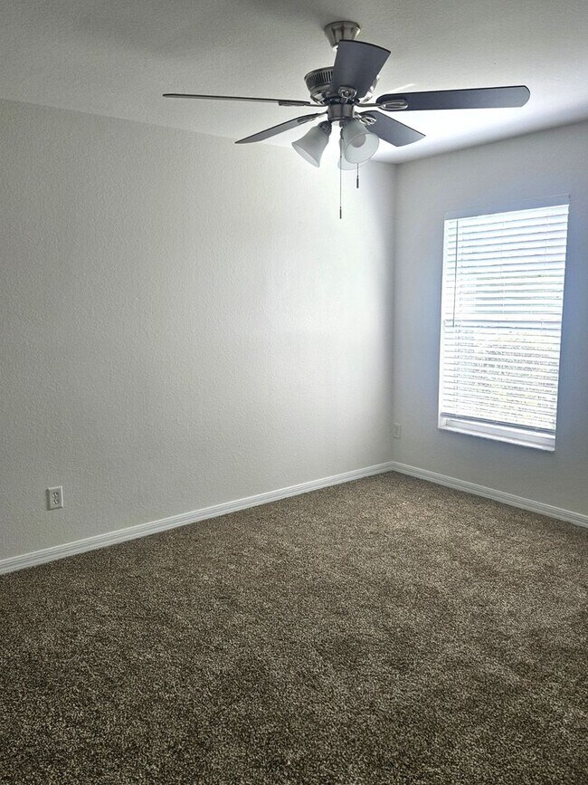 Building Photo - 25173 Mercedes Dr