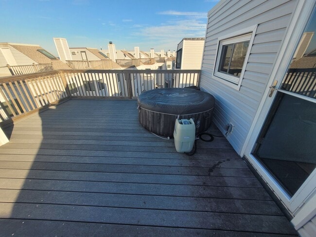 Building Photo - 2 Bedroom, 2.5 Bath Condo with with Ocean ...