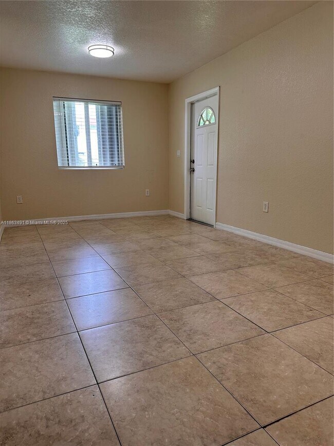 Building Photo - 3 bedroom in Miami FL 33142