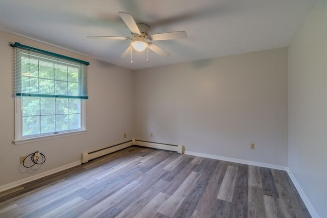 Building Photo - Price Improvement! Sweet Serene Silver Lake