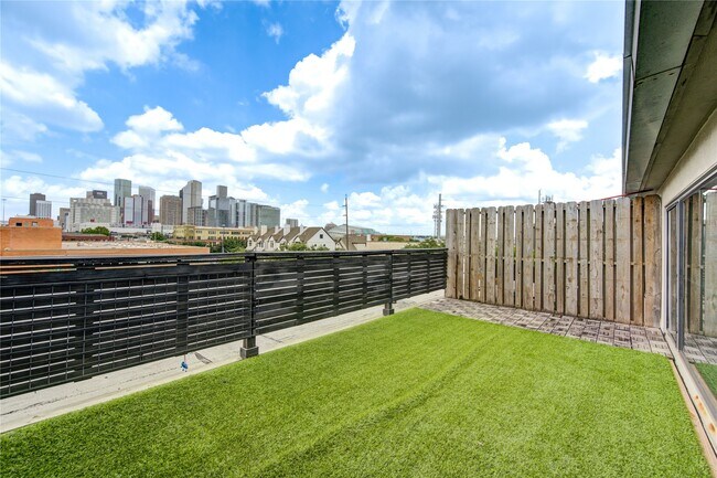 Building Photo - 1312 Live Oak St