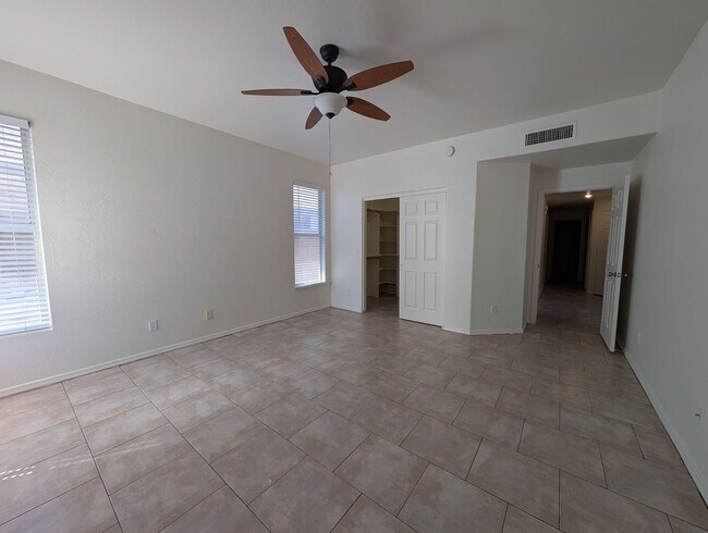 Building Photo - 3 Bedroom 2 Bathroom in Executive Palms Su...