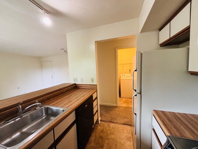 Building Photo - 844 Claytor Square