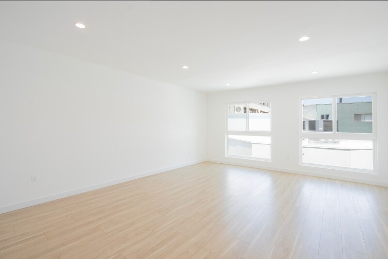 Building Photo - 1346 N Stanley Ave