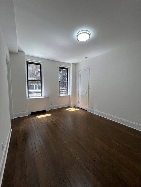 Building Photo - 140 E 46th St