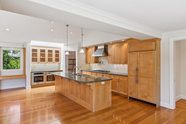 Building Photo - Beautiful, Old-World-style Home in the Heart of Central Menlo Park