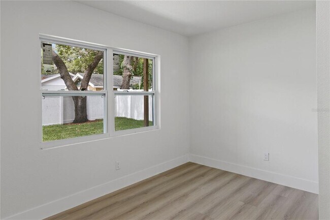 Building Photo - 3232 W Oakellar Ave